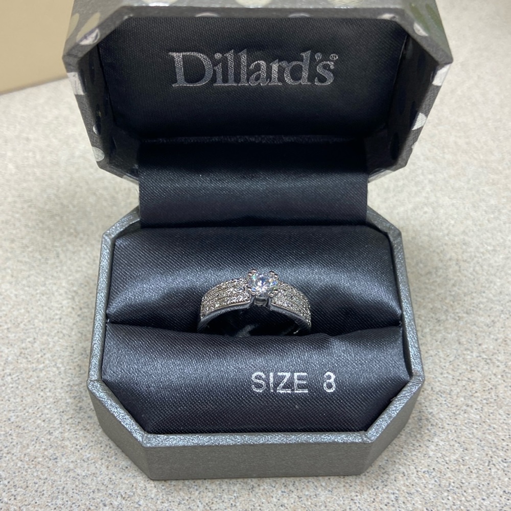 ❤️DILLARDS SILVER COLORED BAND W/FAUX STONES❤️SIZE 8❤️